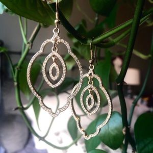 Gold dangling earring